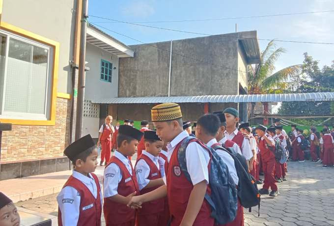 Hari Pertama MPLS SDIT Wahdah Islamiyah Sinjai, Murid Baru Disambut Hangat oleh Kakak Kelas