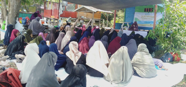 Eratkan Ukhuwah di Tepi Pantai, Muslimah Wahdah Sinjai Gelar Silaturrahmi Tim Sosial Halaqah