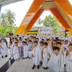 Diguyur Hujan, Semangat Manasik Haji Cilik RA Qurrata A’yun Tetap Membara