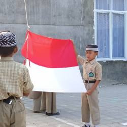 Aksi Menginspirasi Murid Kelas 3 SD Al-Wahdah Sinjai Kerek Sang Saka di Hari Kesaktian Pancasila