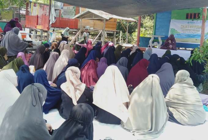 Eratkan Ukhuwah di Tepi Pantai, Muslimah Wahdah Sinjai Gelar Silaturrahmi Tim Sosial Halaqah