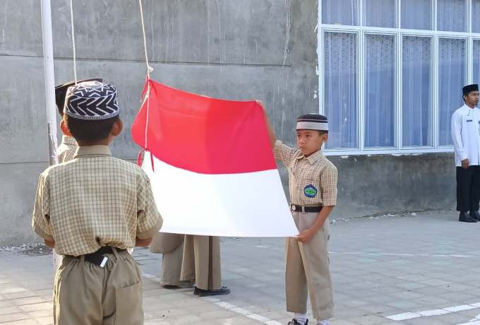Aksi Menginspirasi Murid Kelas 3 SD Al-Wahdah Sinjai Kerek Sang Saka di Hari Kesaktian Pancasila