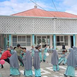 Hari Ketiga Semarak Kemerdekaan, Guru dan Murid SD Unggulan Al-Wahdah Sinjai Larut dalam Keceriaan