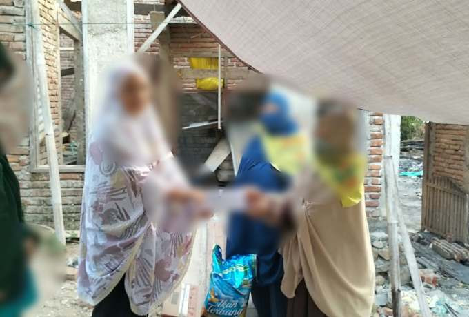 Wujud Kepedulian, Muslimah Wahdah Sinjai Salurkan Bantuan untuk Korban Kebakaran di Desa Salohe