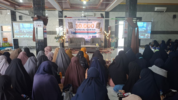 Dikukuhkan Serentak Bersama 10.000 Guru Al-Qur’an, 141 Muslimah Wahdah Sinjai Siap Menebar Kebaikan