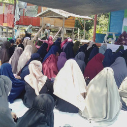 Eratkan Ukhuwah di Tepi Pantai, Muslimah Wahdah Sinjai Gelar Silaturrahmi Tim Sosial Halaqah