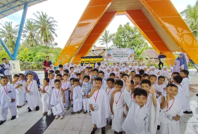 Diguyur Hujan, Semangat Manasik Haji Cilik RA Qurrata A’yun Tetap Membara