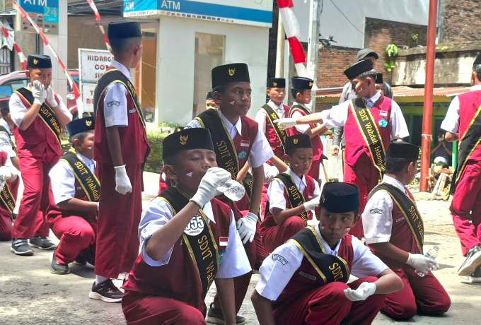 Minum Sambil Duduk, Siswa SDIT Wahdah Sinjai Contohkan Adab di Tengah Lomba