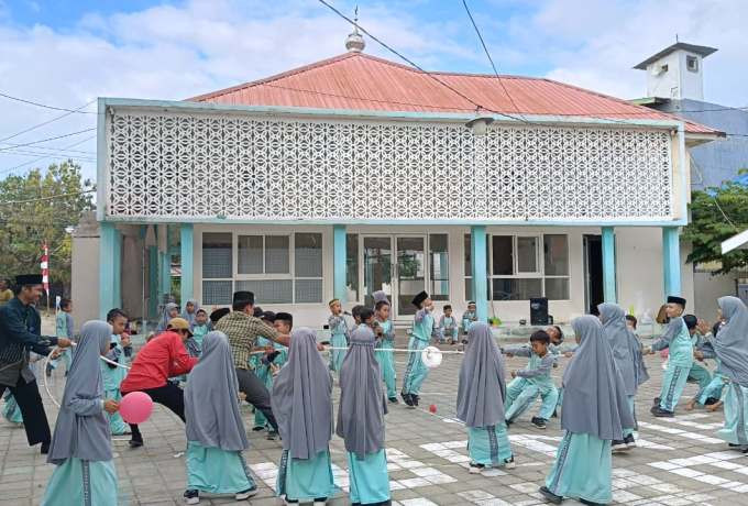 Hari Ketiga Semarak Kemerdekaan, Guru dan Murid SD Unggulan Al-Wahdah Sinjai Larut dalam Keceriaan