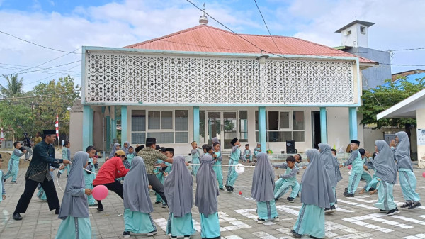 Hari Ketiga Semarak Kemerdekaan, Guru dan Murid SD Unggulan Al-Wahdah Sinjai Larut dalam Keceriaan