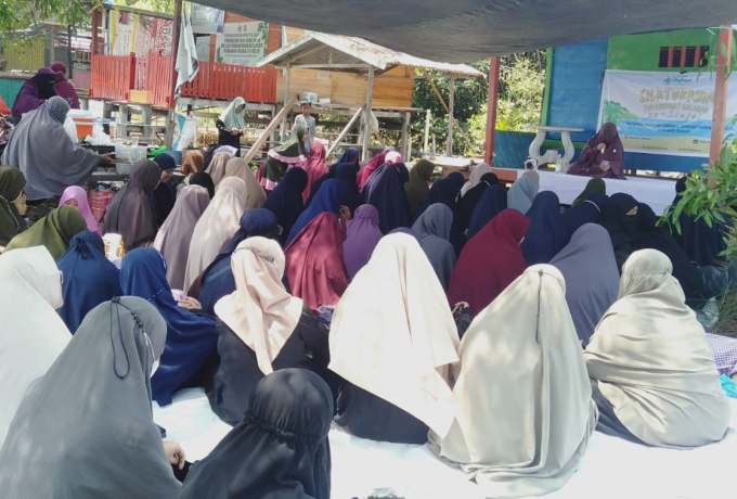 Eratkan Ukhuwah di Tepi Pantai, Muslimah Wahdah Sinjai Gelar Silaturrahmi Tim Sosial Halaqah